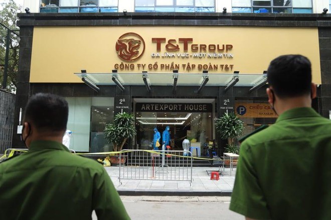 Cơ quan chức năng phong tỏa nơi làm việc của bệnh nhân Đ.B.L tại Công ty T&T - số 2A Phạm Sư Mạnh, phường Phan Chu Trinh, quận Hoàn Kiếm (Hà Nội) để thực hiện phun khử khuẩn.