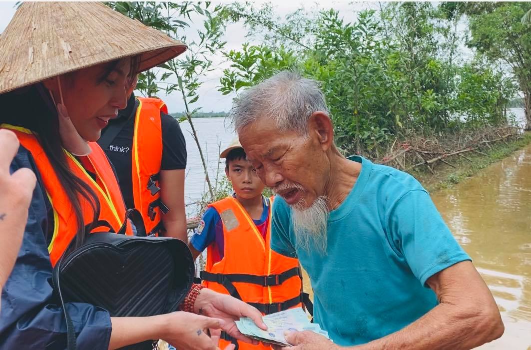 Thủy Tiên nói sự thật khi bị đăng tin &quot;nhận vơ công trình, đạo mẫu nhà&quot; gây hoang mang - Ảnh 4.