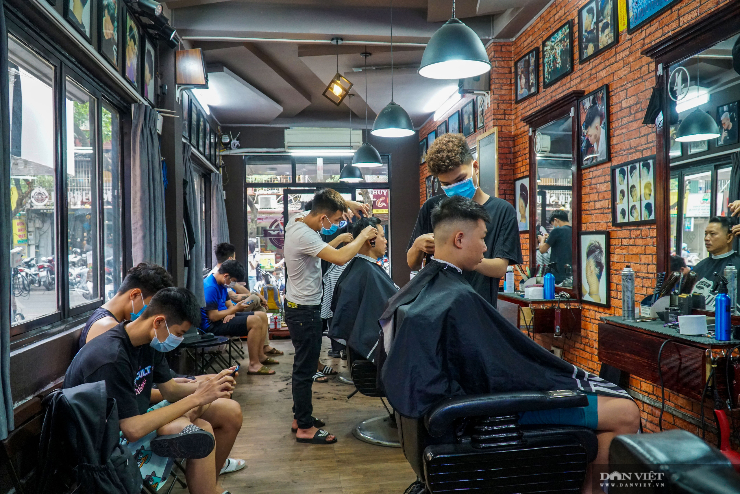 Người dân xếp hàng cắt tóc, hàng quán vội vàng dọn dẹp đóng cửa trước 12h - Ảnh 9.