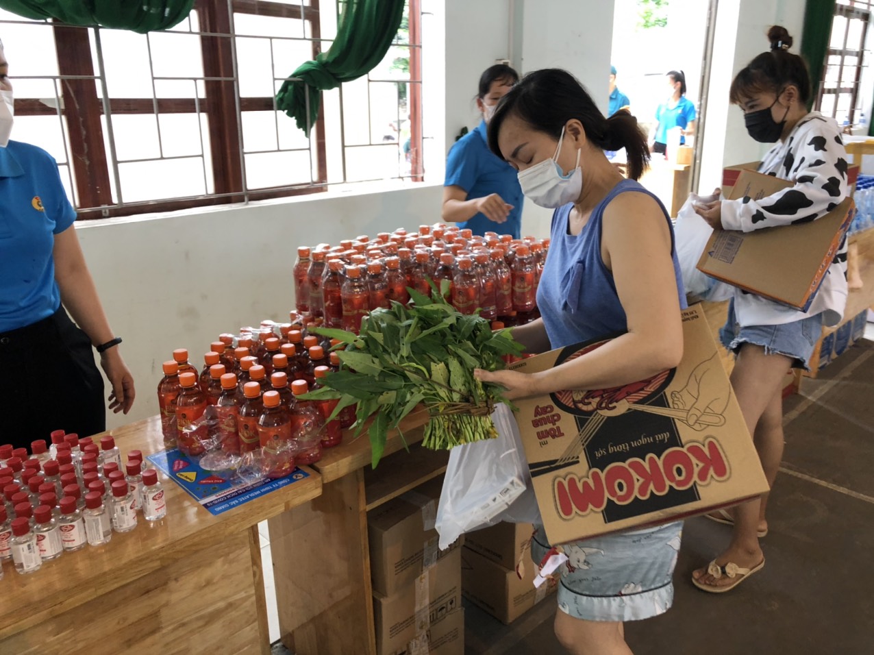 Rất nhiều nhu yếu phẩm khác như: Mì tôm, nước uống, cồn sát khuẩn... đã được cung cấp cho công nhân, lao động trong vùng dịch Covid -19 tại Bắc Giang