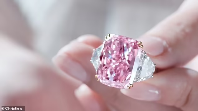 Chiêm ngưỡng viên kim cương hồng độc nhất vô nhị, bán giá kỷ lục 29,3 triệu USD - Ảnh 2.
