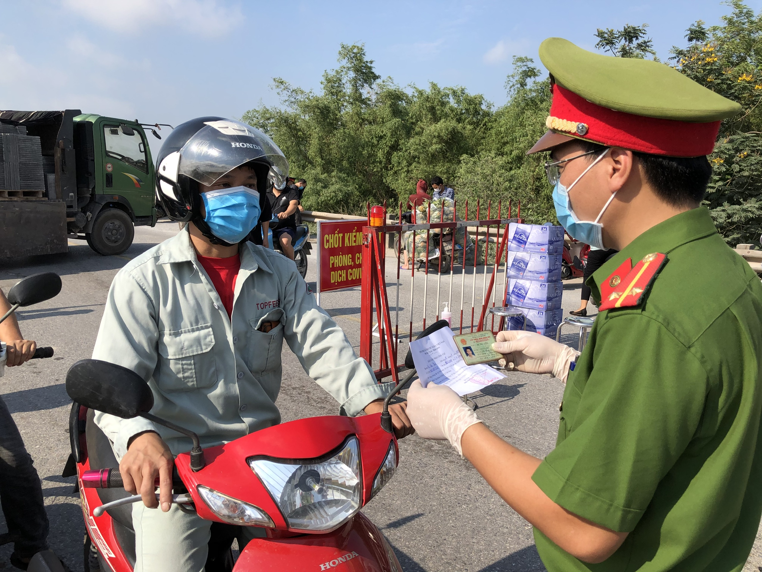 Bắc Ninh: Chủ tịch xã có chùm ca bệnh 17 người mắc Covid-19 bị tạm đình chỉ công tác 1 tuần - Ảnh 1.