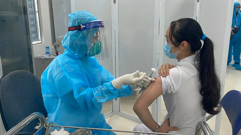 Tổng Liên đoàn Lao động Việt Nam cũng đề nghị Thủ tướng Chính phủ có chính sách cho phép doanh nghiệp được hạch toán kinh phí mua vắc-xin phòng Covid-19 cho công nhân lao động. ẢNh: I.T