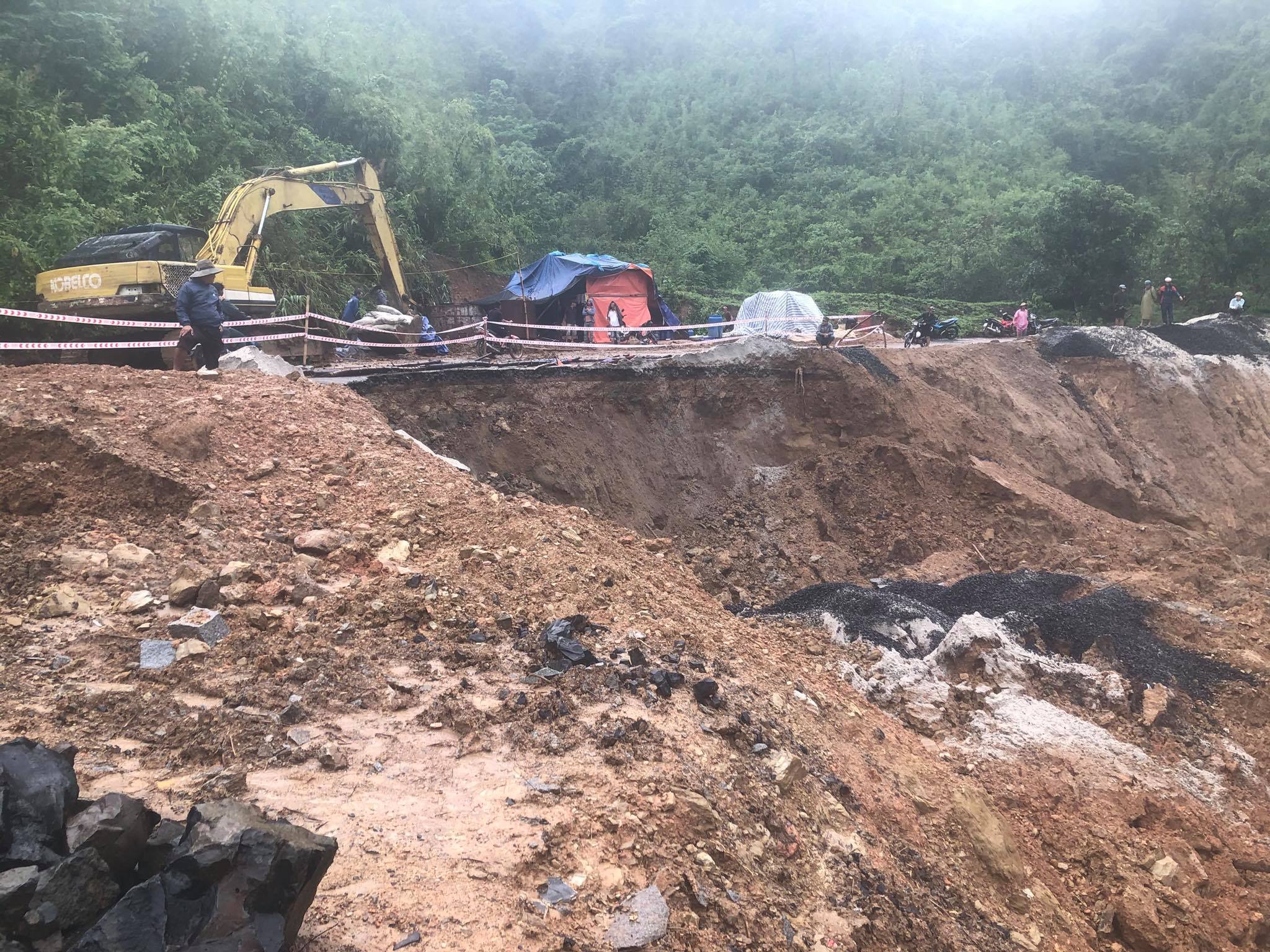 Đắk Lắk: Đường ven bờ sông Krông Nô đang bị sạt lở nghiêm trọng sau trận mưa lớn - Ảnh 2.