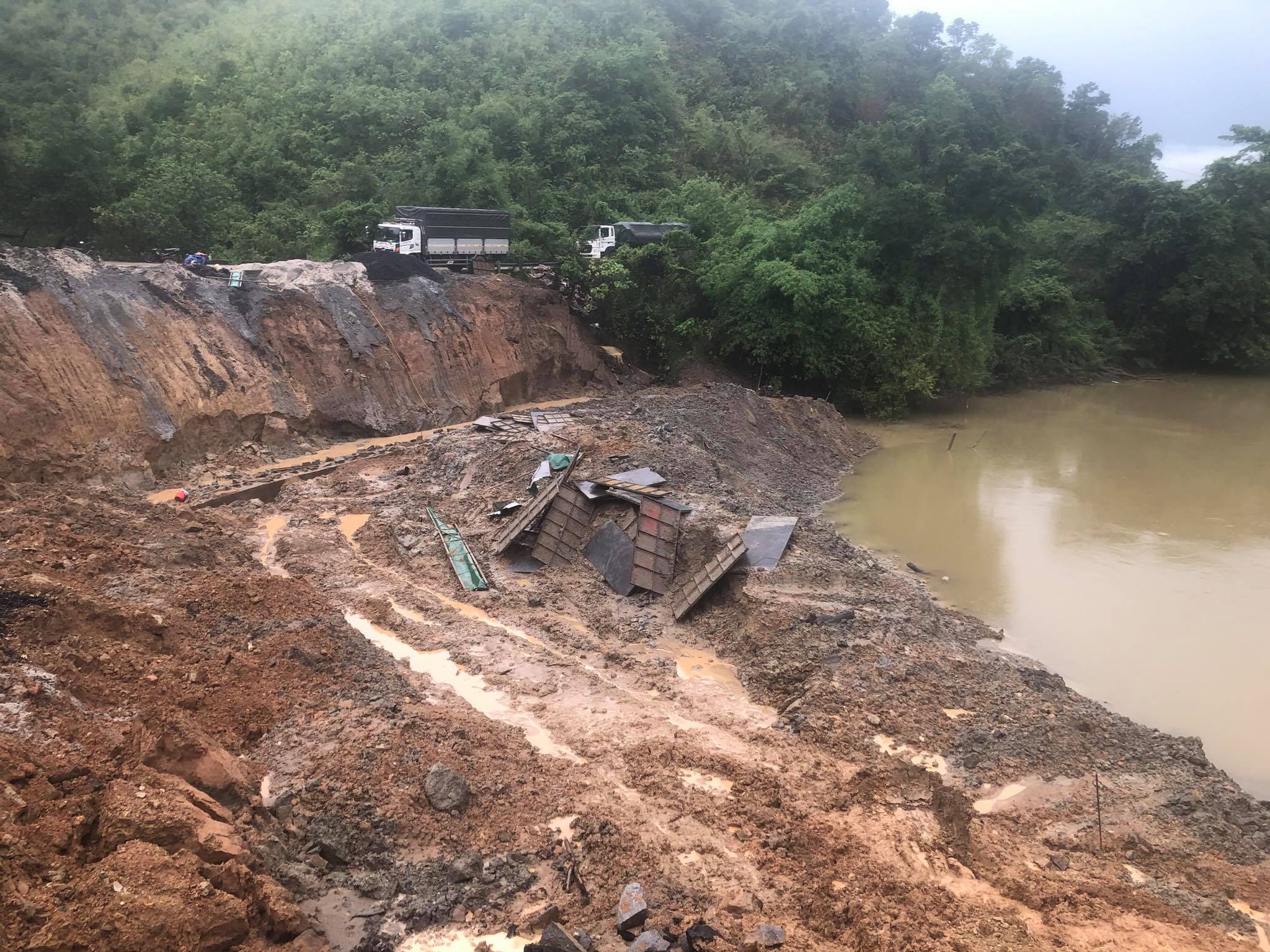 Đắk Lắk: Đường ven bờ sông Krông Nô đang bị sạt lở nghiêm trọng sau trận mưa lớn - Ảnh 1.