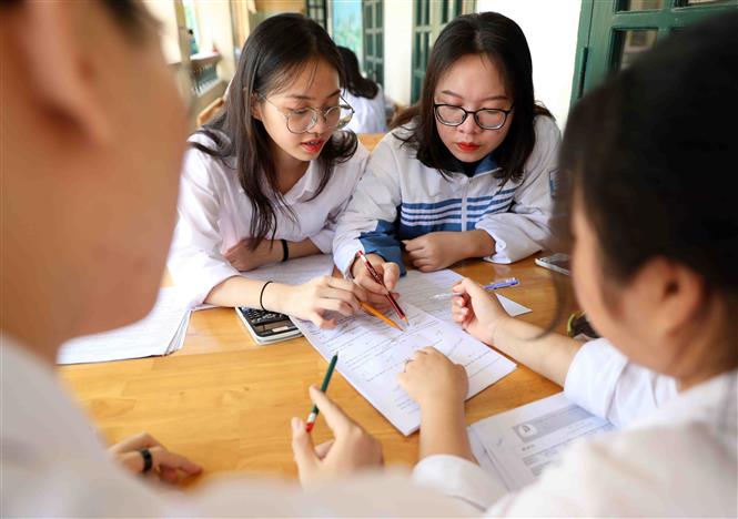 Tâm dịch Bắc Giang, Bắc Ninh đề xuất thi tốt nghiệp THPT làm nhiều đợt - Ảnh 1.
