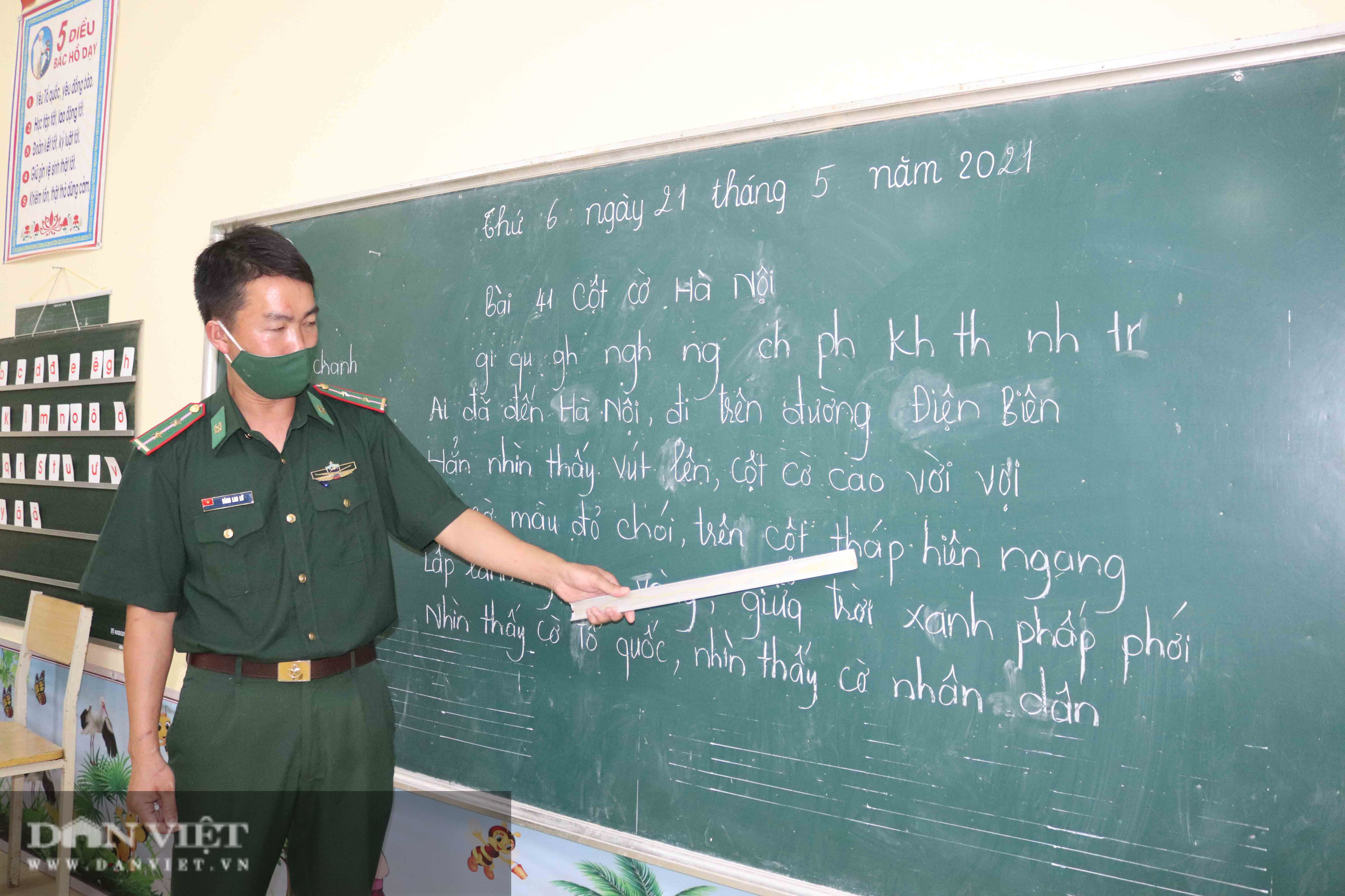 Clip: Thầy giáo quân hàm xanh &quot;gieo chữ&quot; cho người Mông miền biên ải Mường Lạn - Ảnh 3.