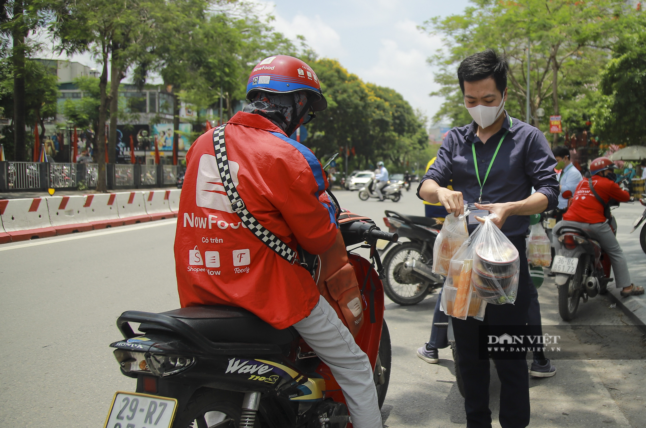 Xuyên trưa shipper &quot;chạy hết tốc lực&quot; giao hàng trong mùa dịch Covid-19 - Ảnh 13.