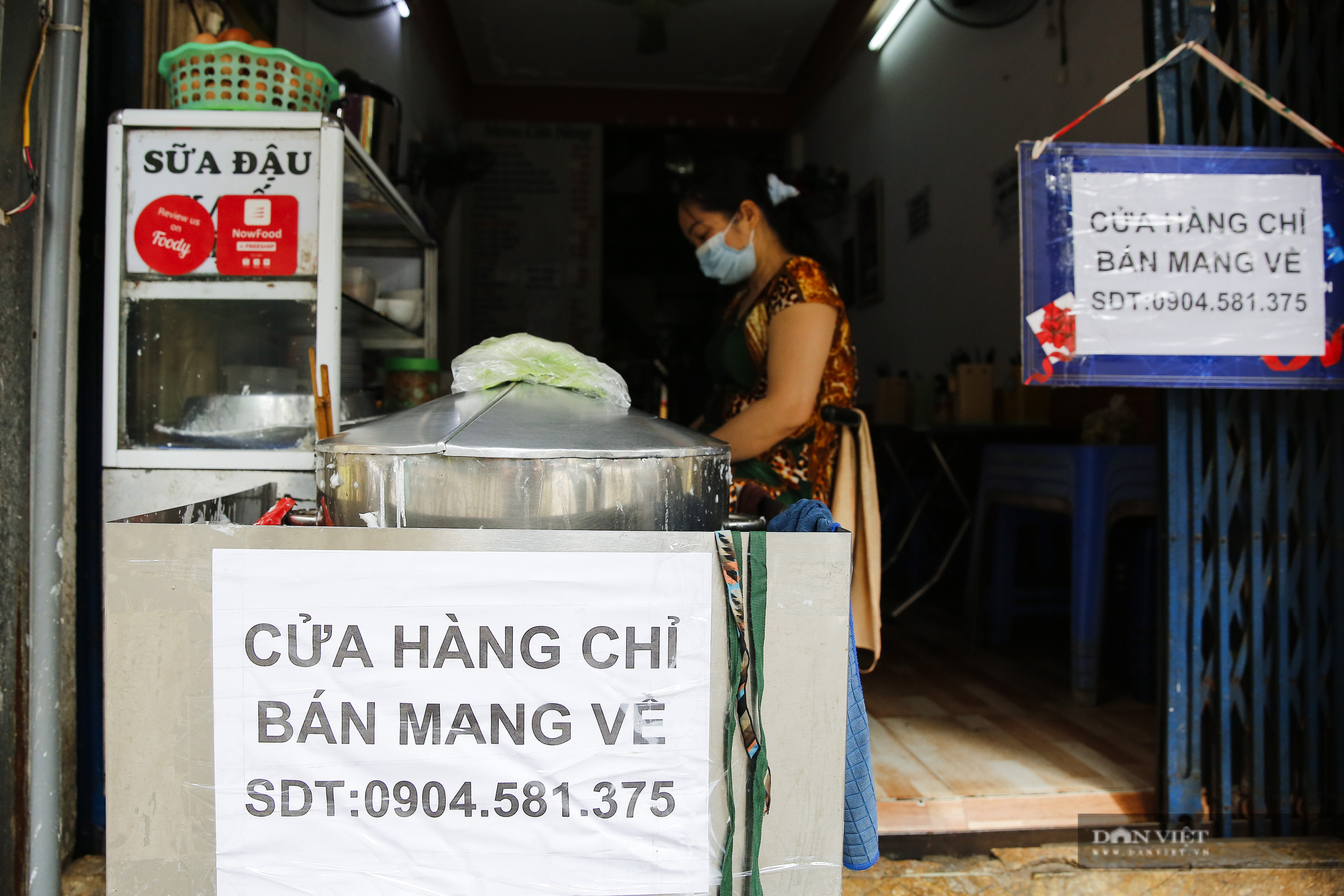 Hà Nội ngập tràn biển hiệu &quot;chỉ bán mang về&quot; - Ảnh 5.