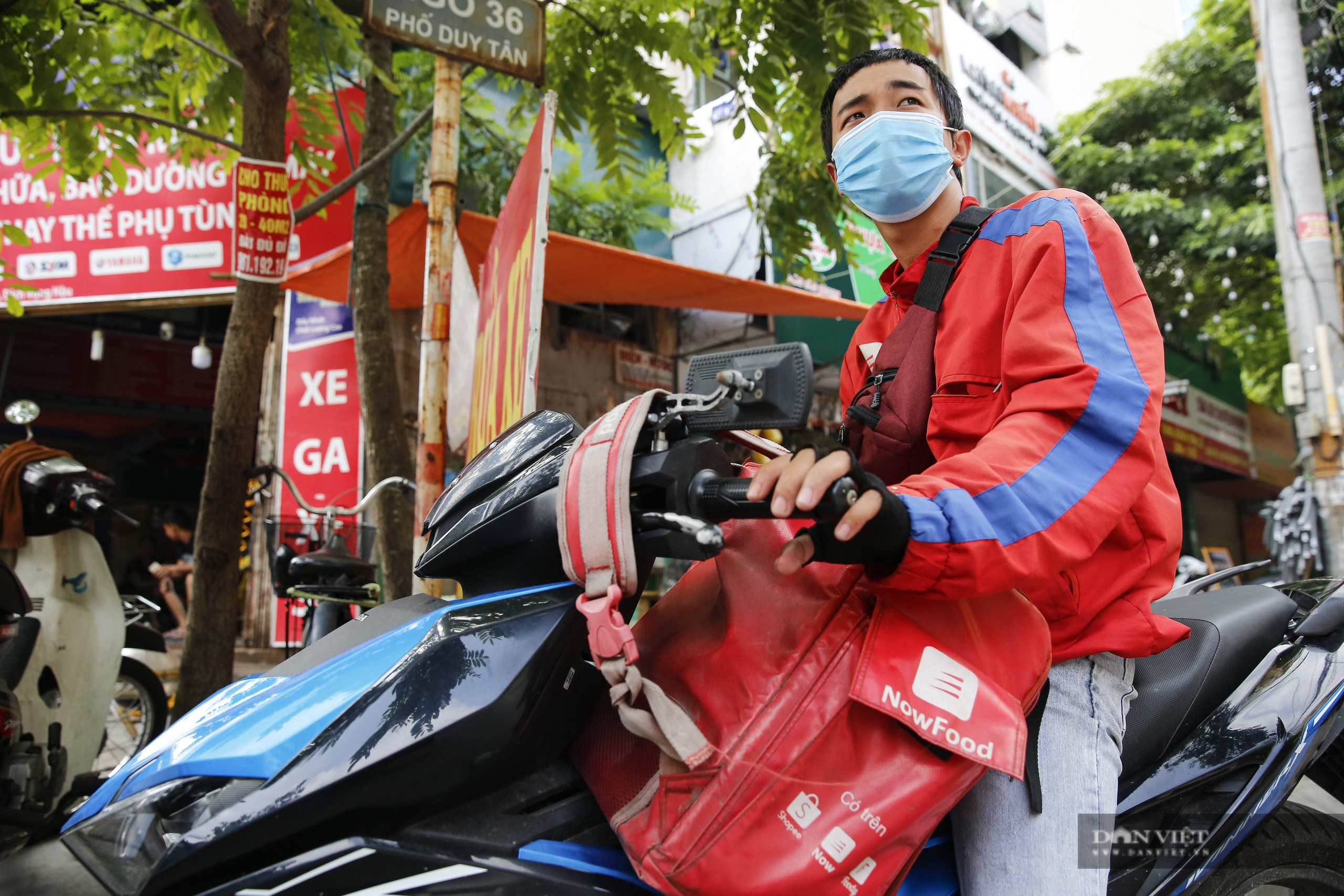 Hà Nội ngập tràn biển hiệu &quot;chỉ bán mang về&quot; - Ảnh 11.