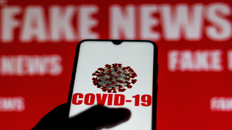 Hà Nội vừa chống dịch Covid-19 vừa chống dịch “fake news” trên mạng xã hội.