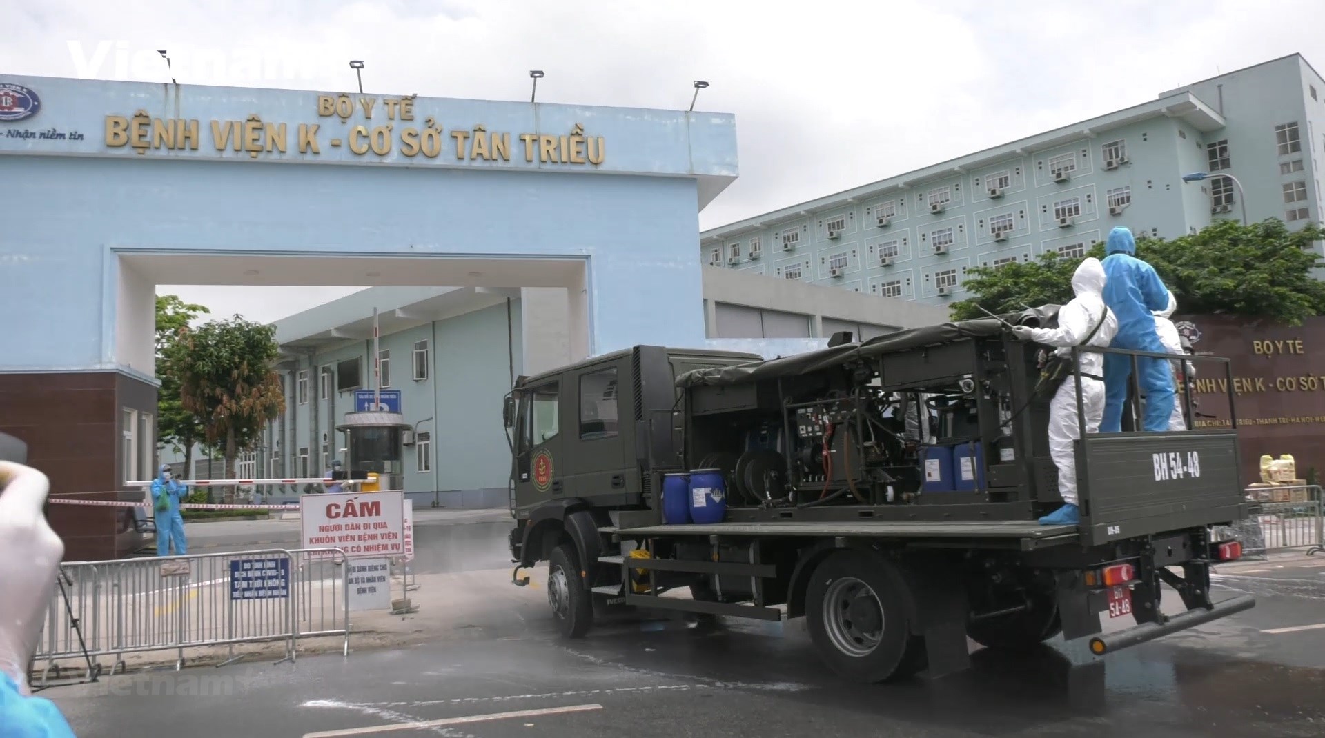 Thủ tướng yêu cầu Bộ Y tế xem xét trách nhiệm của hai bệnh viện tại Hà Nội trong phòng dịch Covid-19 - Ảnh 1.