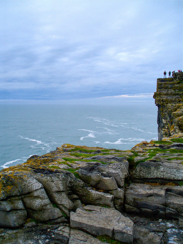 Ireland: Điểm du lịch độc đáo Inishmore “lơ lửng” nơi điệp trùng đá núi giữa biển khơi - Ảnh 1.