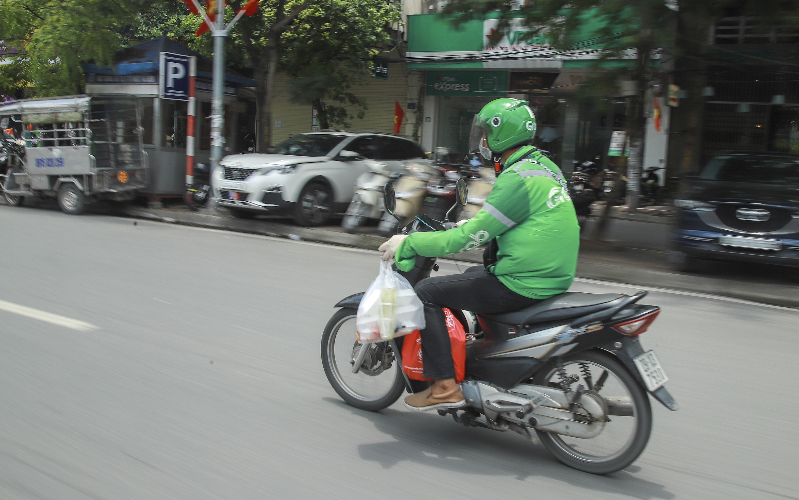 Xuyên trưa shipper &quot;chạy hết tốc lực&quot; giao hàng trong mùa dịch Covid-19 - Ảnh 11.