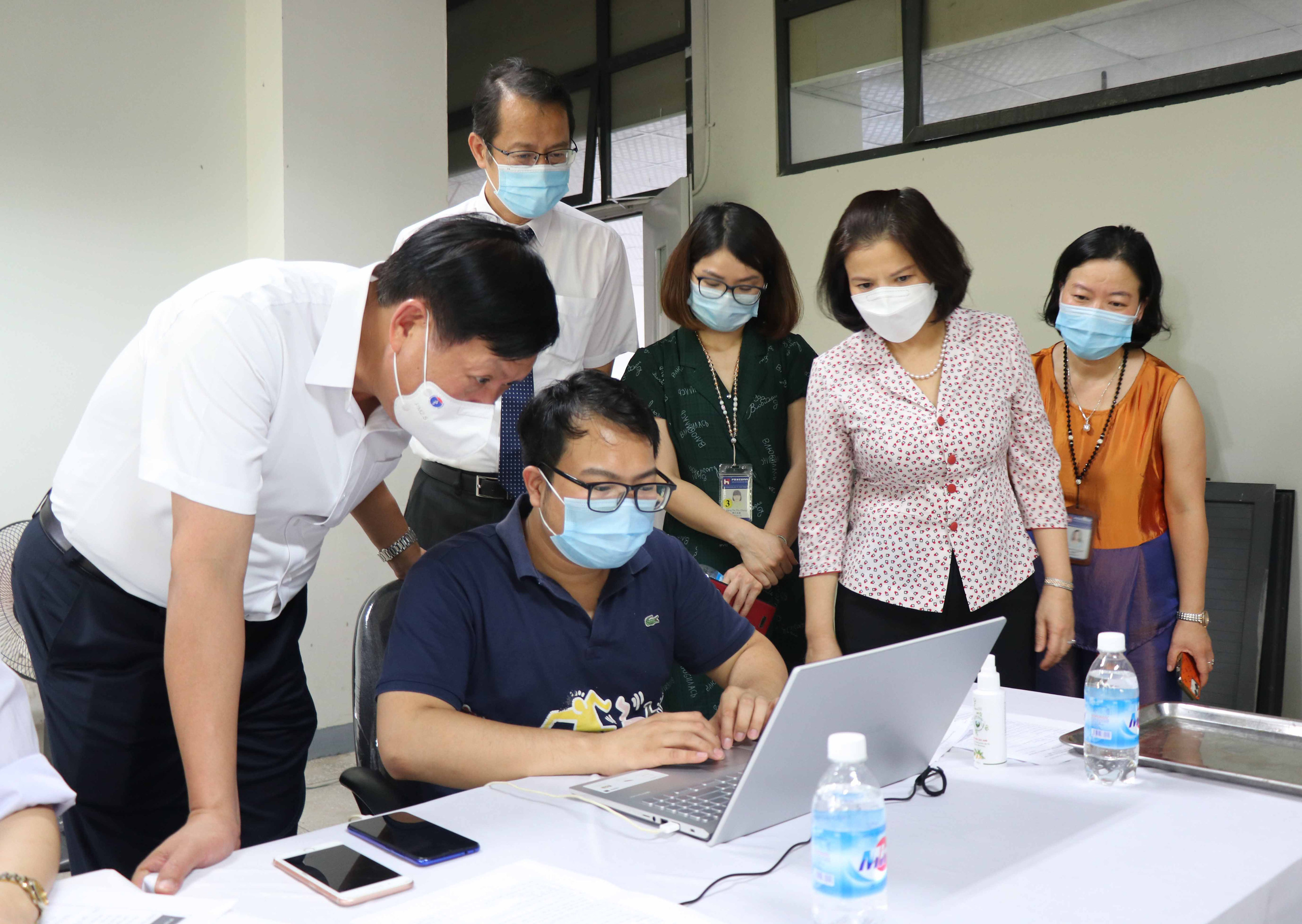 Bắc Ninh: Những công nhân đầu tiên trong khu công nghiệp tiêm vaccine phòng Covid-19 - Ảnh 3.