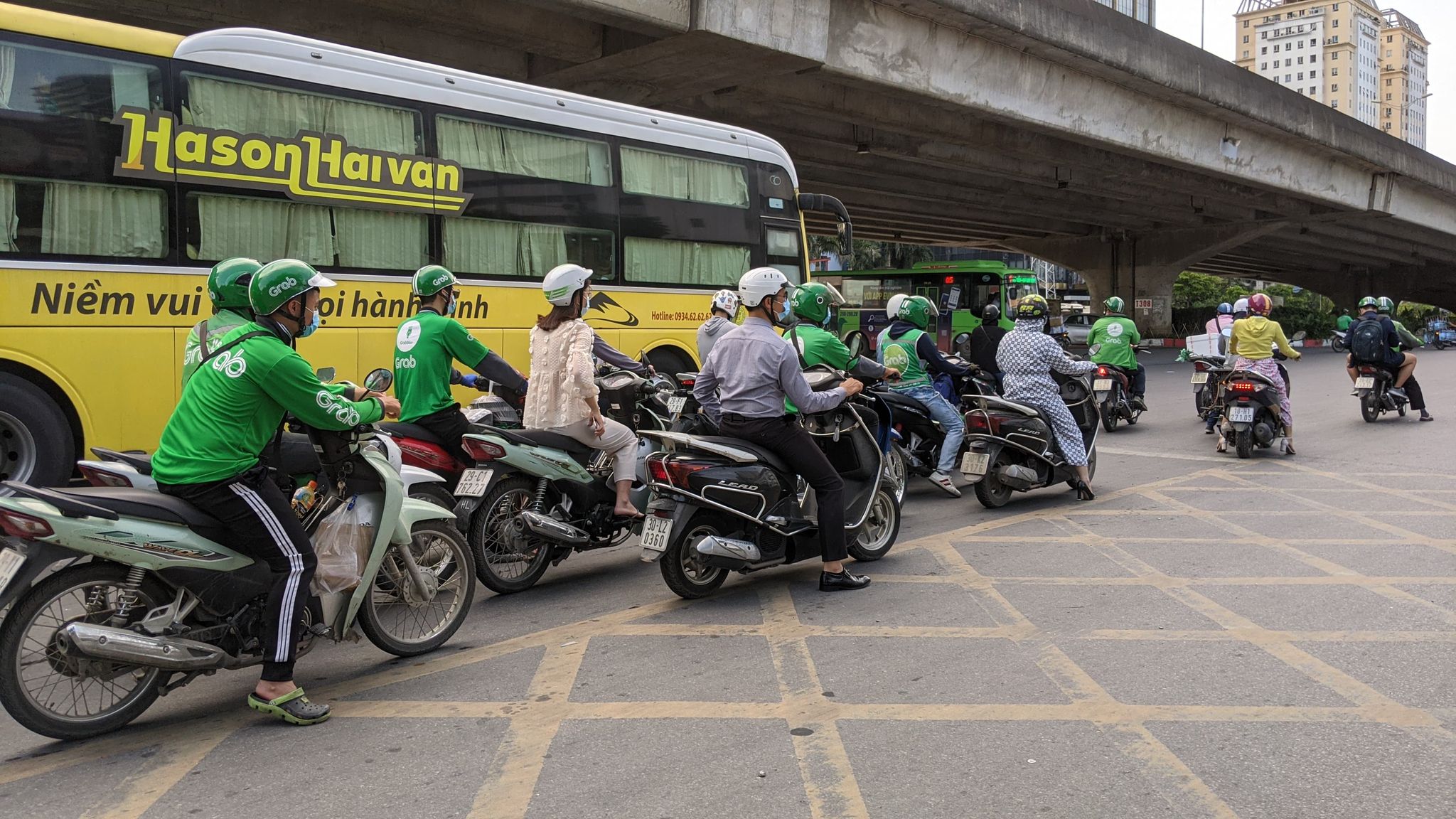 Nghề shipper mùa dịch: Thu nhập tăng cao, hiểm nguy cũng tăng cao - Ảnh 1.