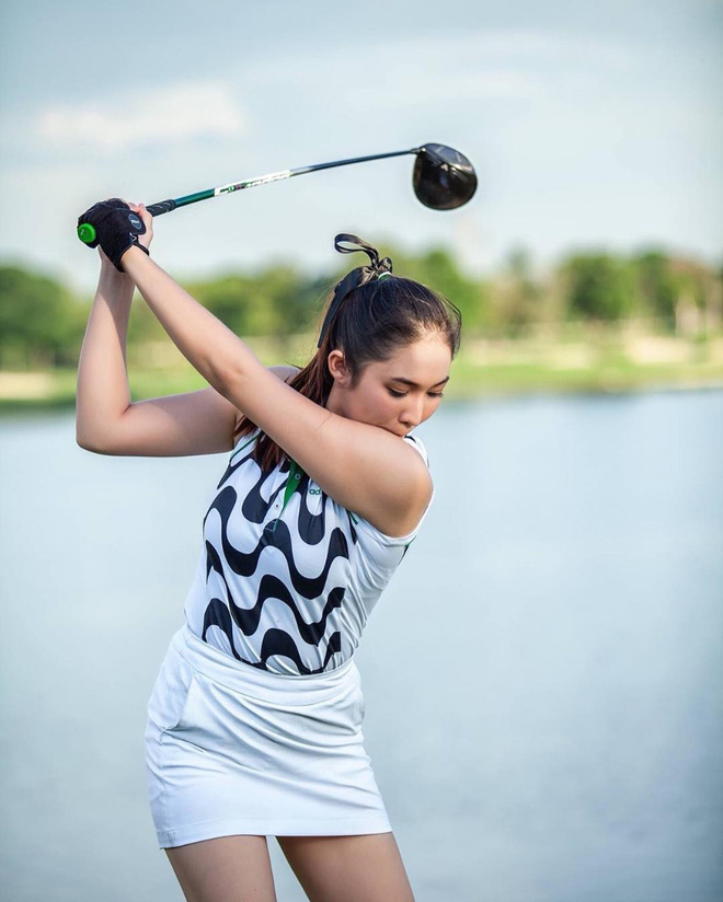 Nữ golf thủ Thái Lan &quot;gây sốt&quot; cộng đồng mạng vì quá xinh đẹp - Ảnh 3.