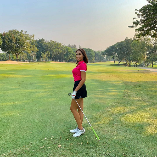 Nữ golf thủ Thái Lan &quot;gây sốt&quot; cộng đồng mạng vì quá xinh đẹp - Ảnh 4.