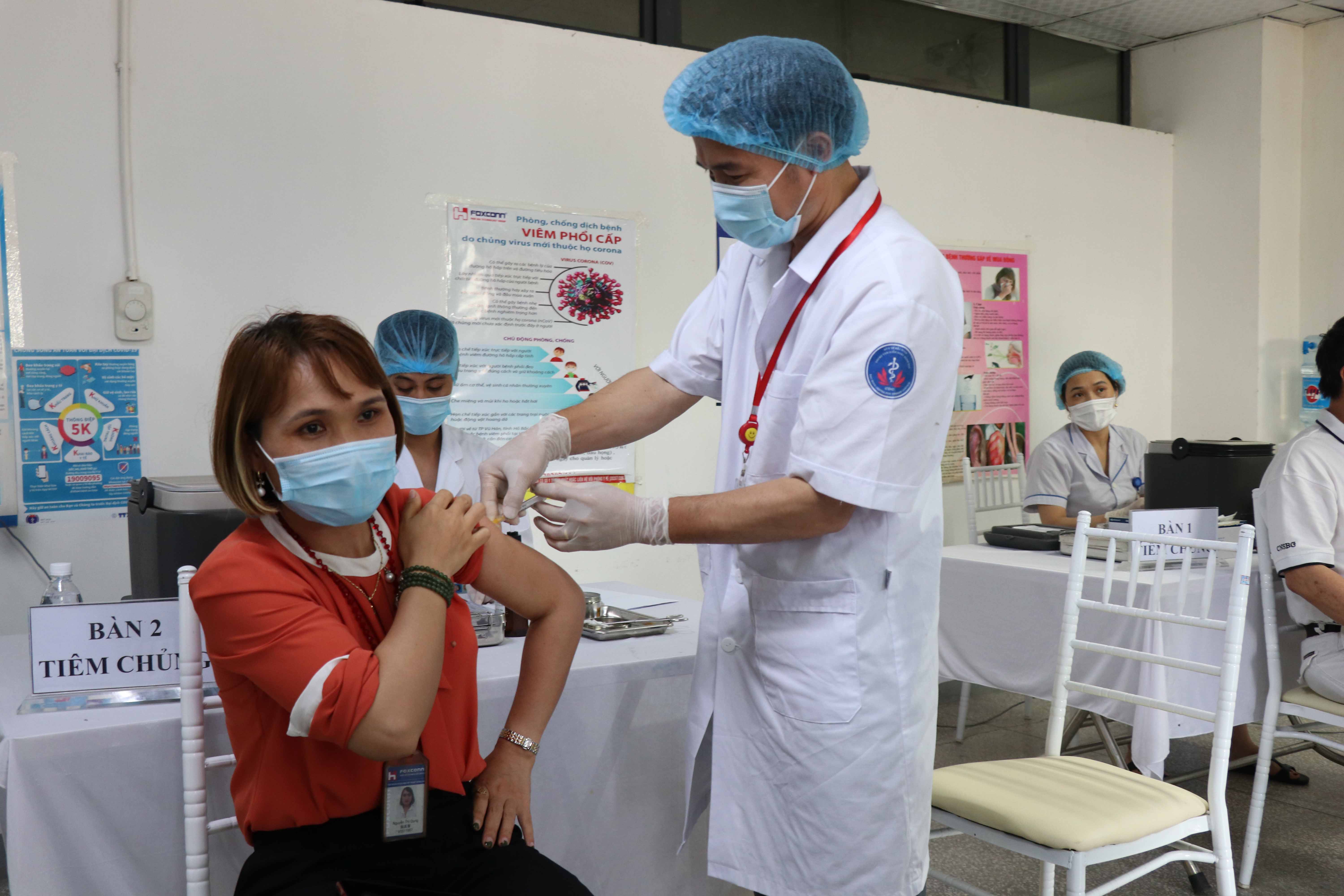 Bắc Ninh: Những công nhân đầu tiên trong khu công nghiệp tiêm vaccine phòng Covid-19 - Ảnh 1.