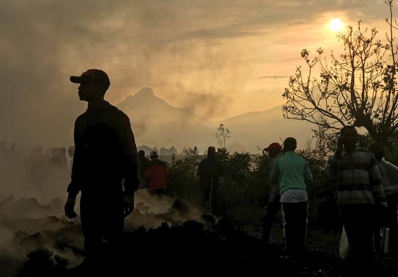 Hình ảnh hàng nghìn người tháo chạy vì núi lửa ở Châu Phi - Ảnh 1.