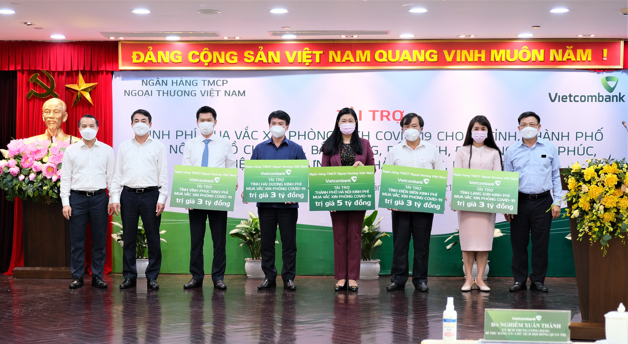 Vietcombank tài trợ 40 tỷ đồng trong đợt cao điểm quyên góp ủng hộ, phòng chống dịch Covid-19 - Ảnh 1.