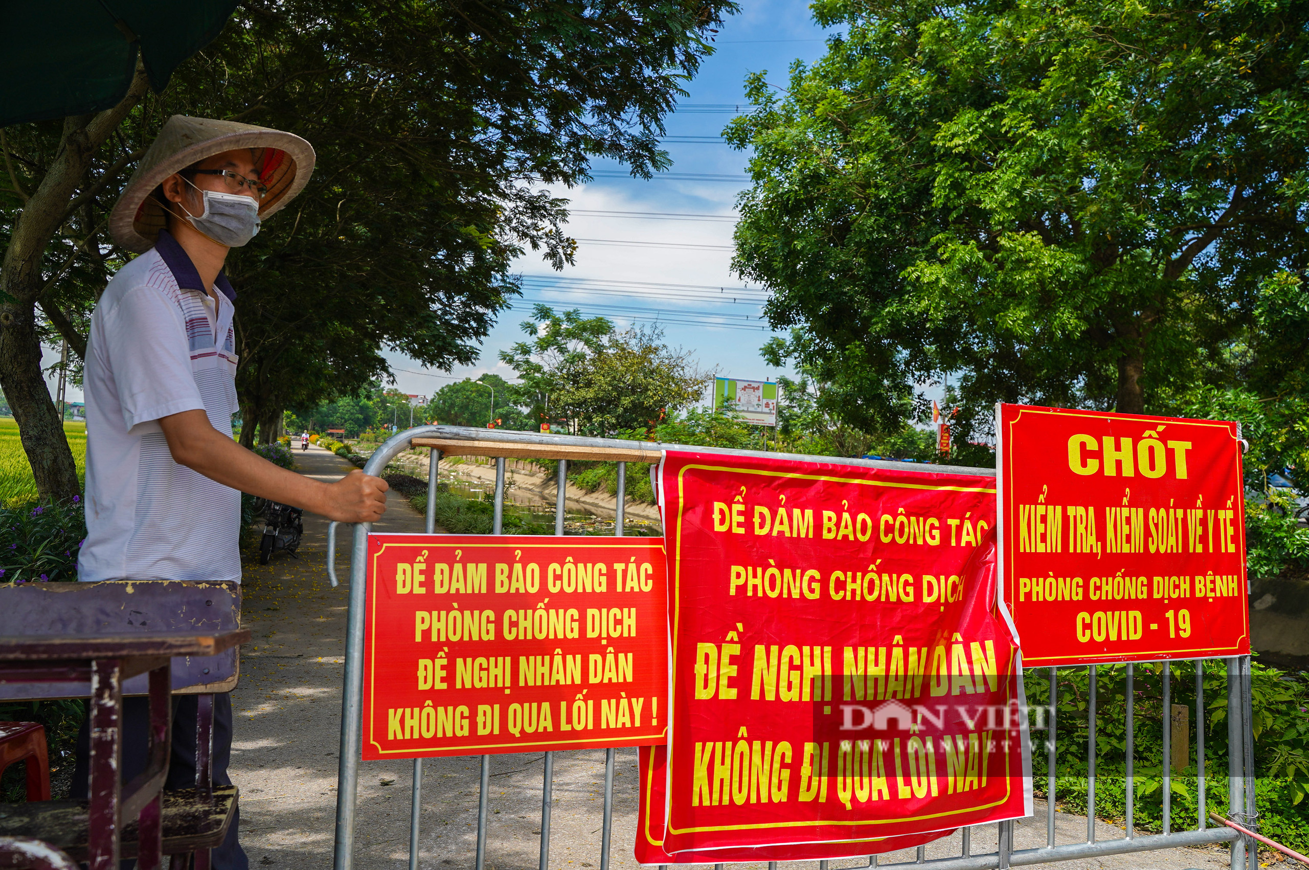 Hà Nội: Đổ đất, dựng rào phòng dịch tại các nơi tiếp giáp Bắc Giang, Bắc Ninh - Ảnh 7.