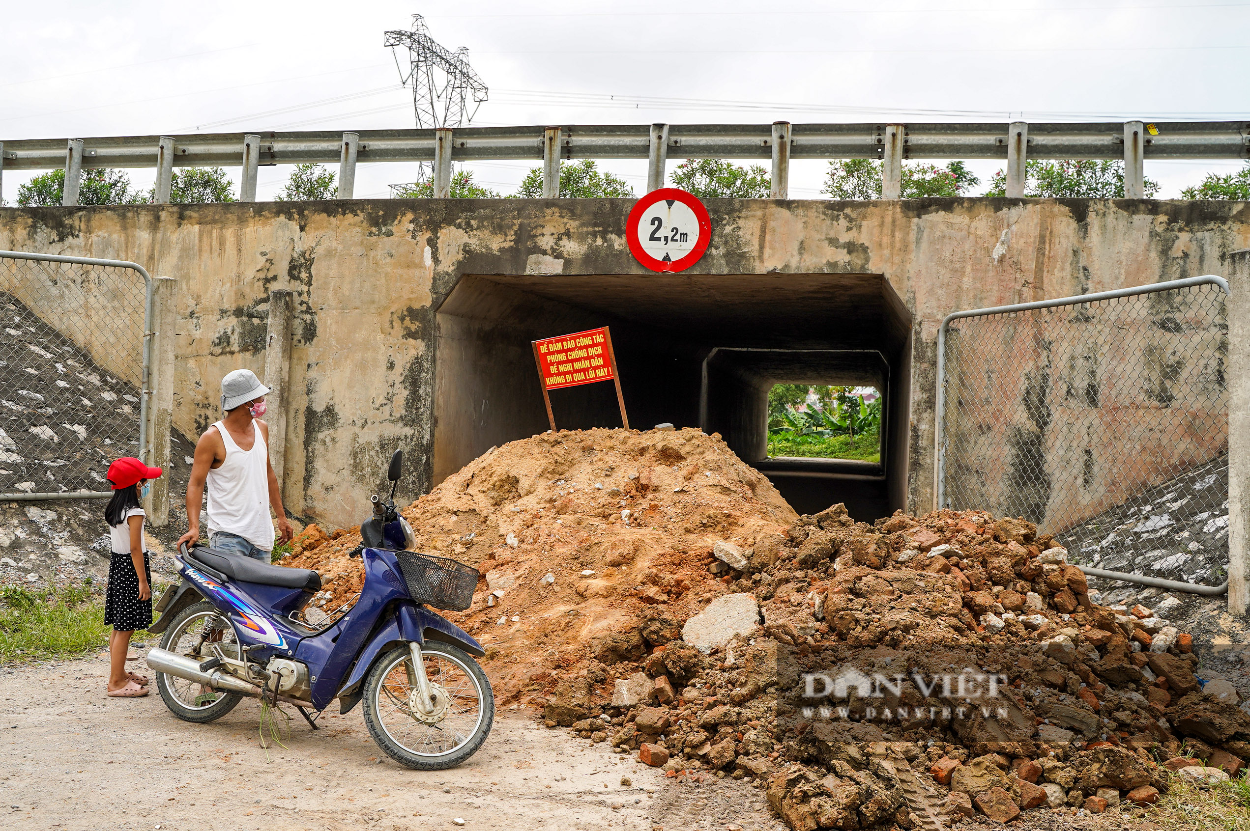 Hà Nội: Đổ đất, dựng rào phòng dịch tại các nơi tiếp giáp Bắc Giang, Bắc Ninh - Ảnh 9.