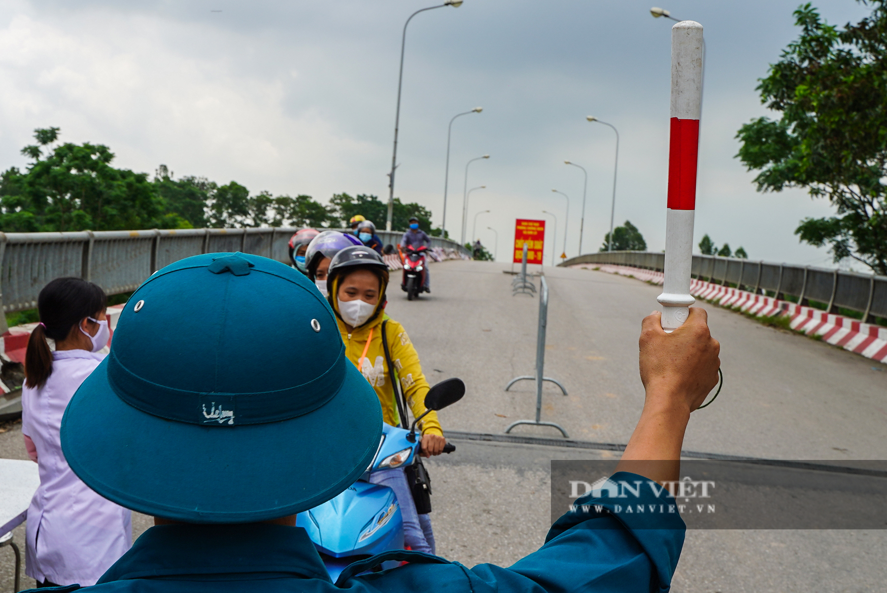 Hà Nội lên kế hoạch huy động sinh viên, y bác sĩ nghỉ hưu chống dịch Covid-19 - Ảnh 1.