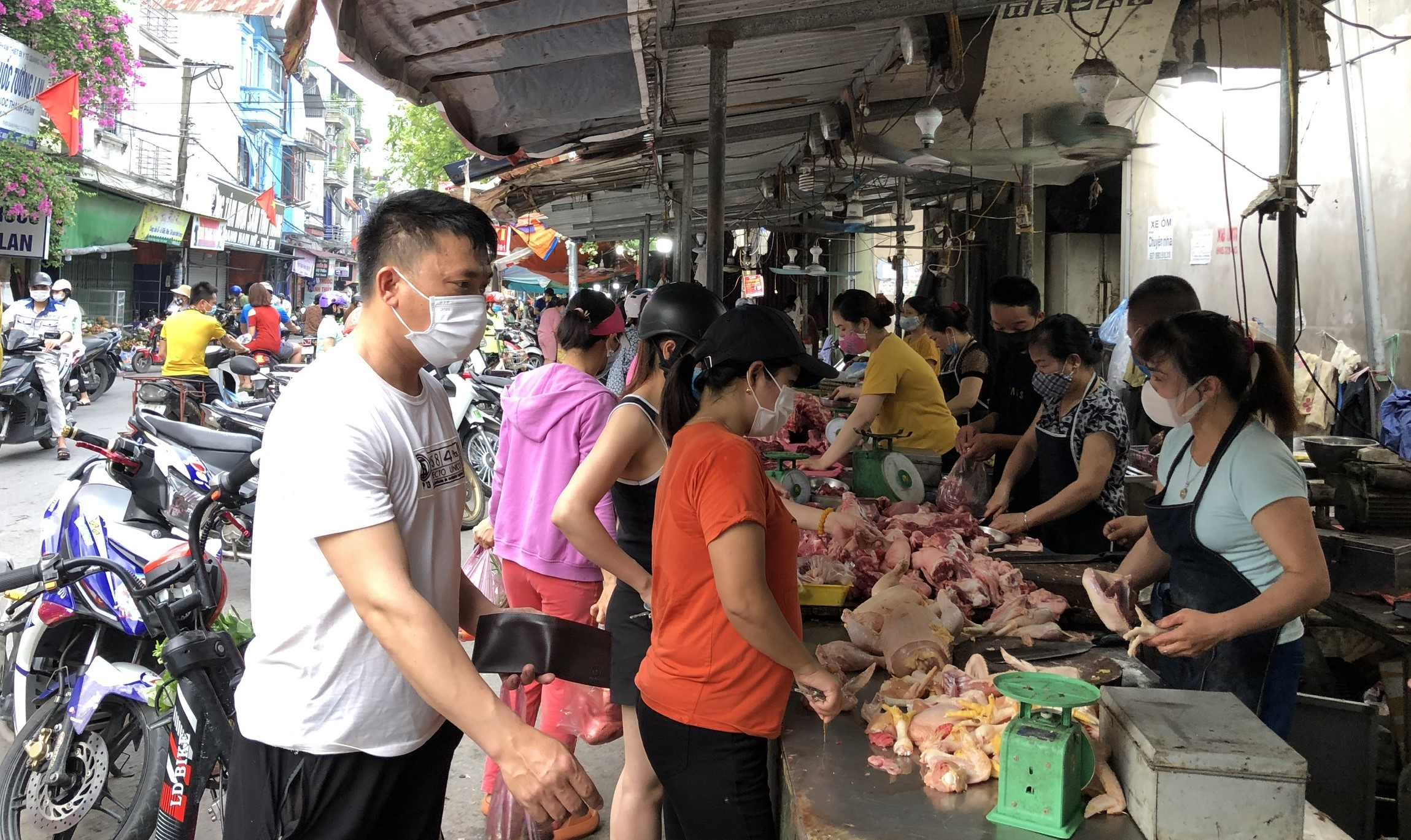 Bắc Ninh: Công nhân ở trọ không đi làm, không được ra khỏi phòng  - Ảnh 1.