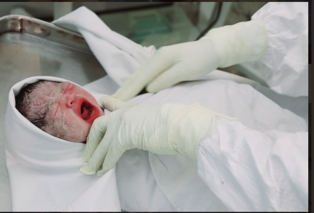 Xúc động hình ảnh xuất viện của mẹ con sản phụ mắc Covid-19, sinh mổ cấp cứu trong khu cách ly  - Ảnh 6.