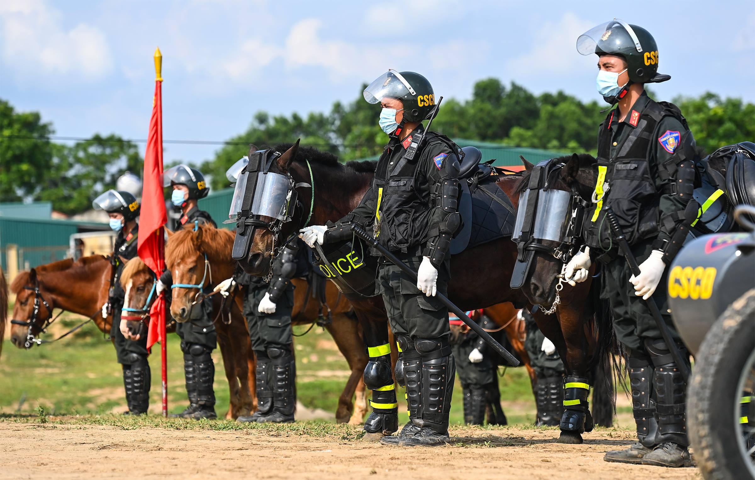 Cảnh sát Cơ động kỵ binh ngày một thuần thục kỹ năng nghiệp vụ - Ảnh 1.