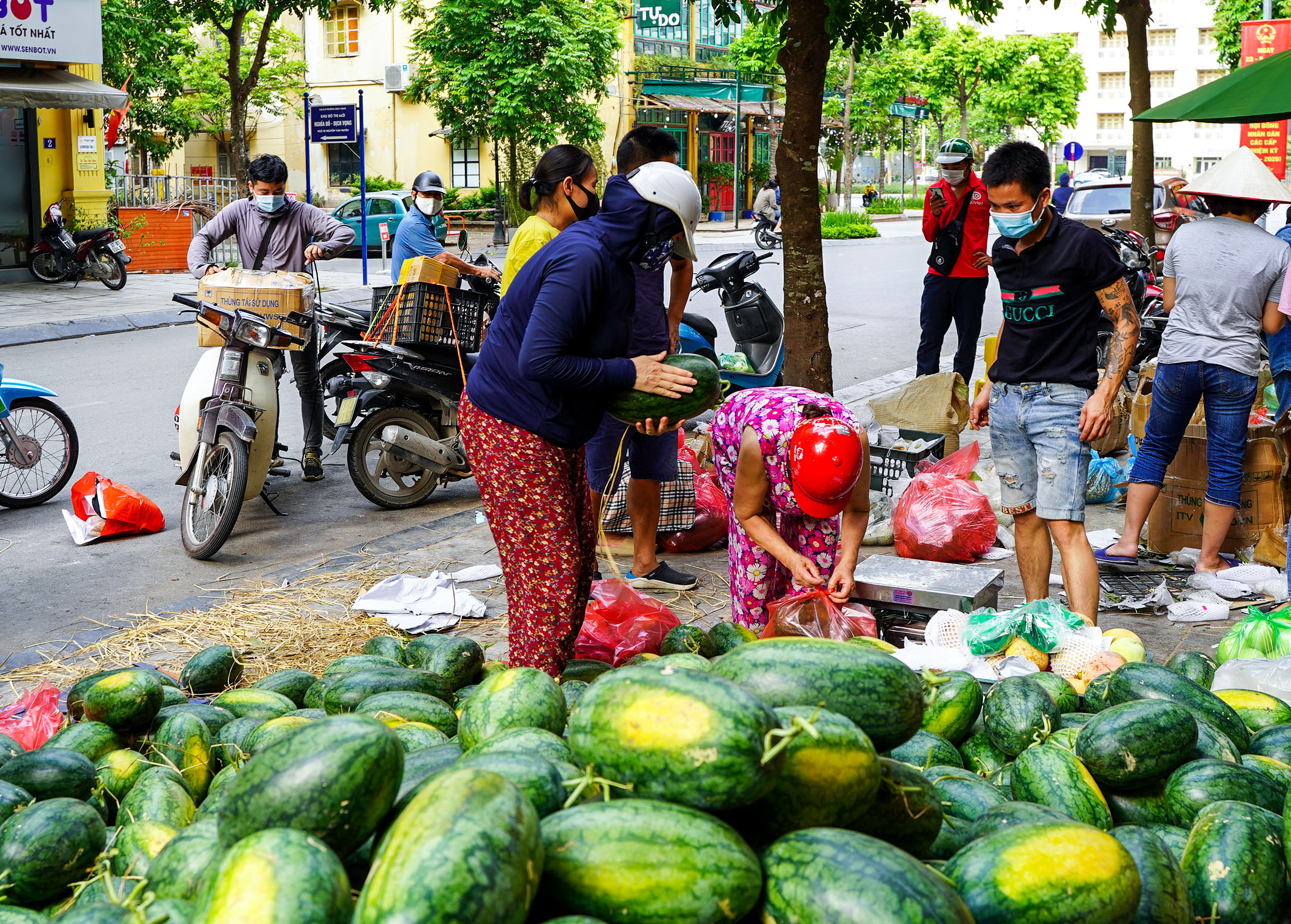 Hơn 60 tấn dưa hấu Bắc Giang được người dân Hà Nội giải cứu - Ảnh 1.