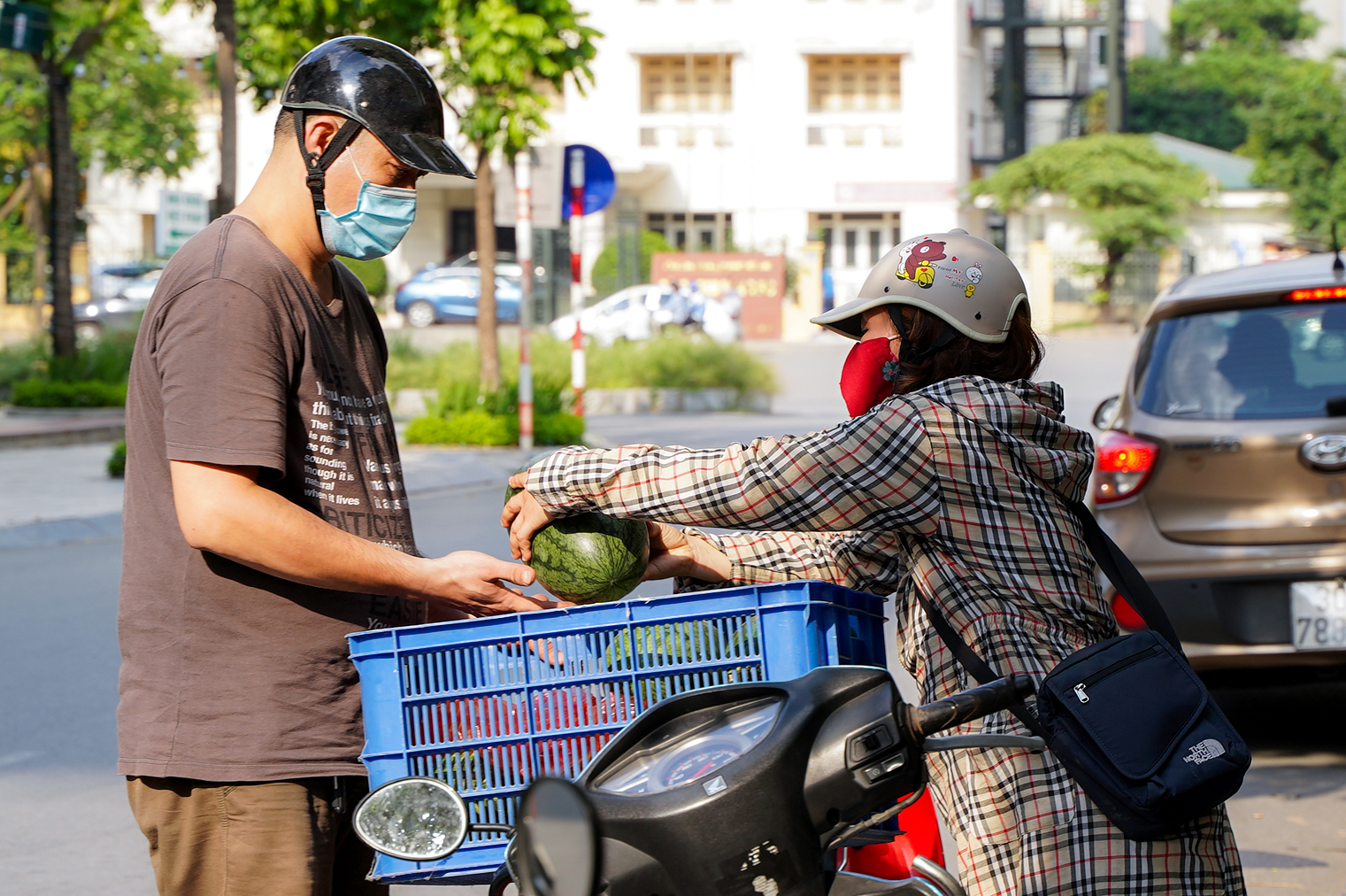 Hơn 60 tấn dưa hấu Bắc Giang được người dân Hà Nội giải cứu - Ảnh 5.