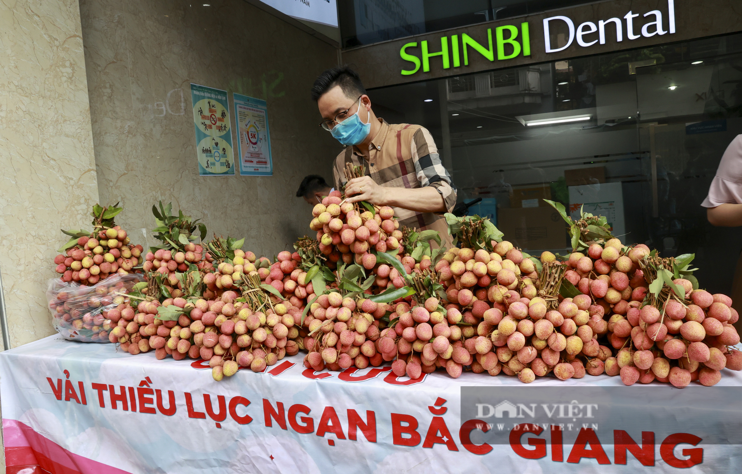 Dịch Covid-19: Vải Bắc Giang &quot;vượt ải&quot; về Hà Nội, người dân hào hứng ủng hộ - Ảnh 2.