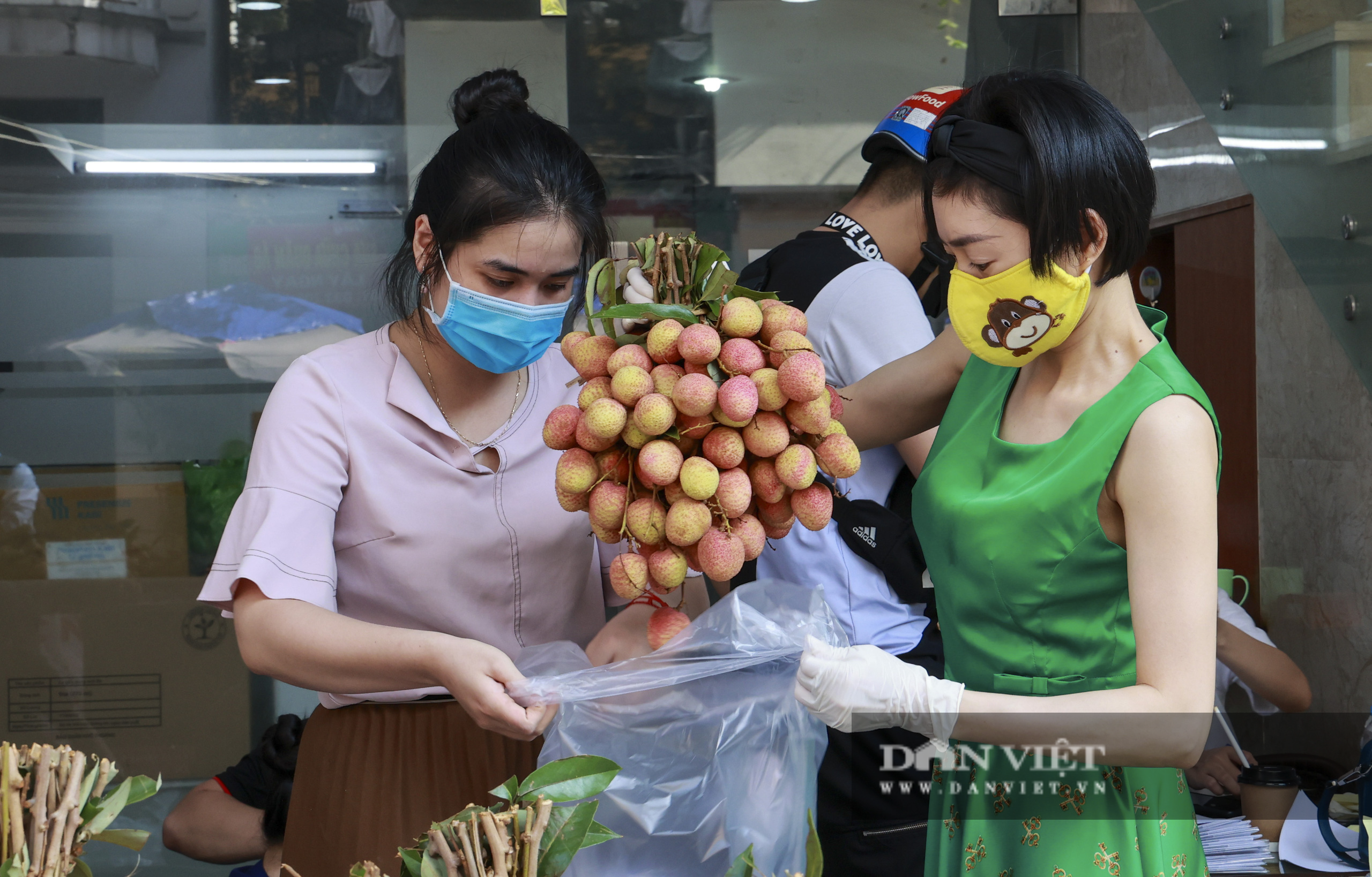 Dịch Covid-19: Vải Bắc Giang &quot;vượt ải&quot; về Hà Nội, người dân hào hứng ủng hộ - Ảnh 3.