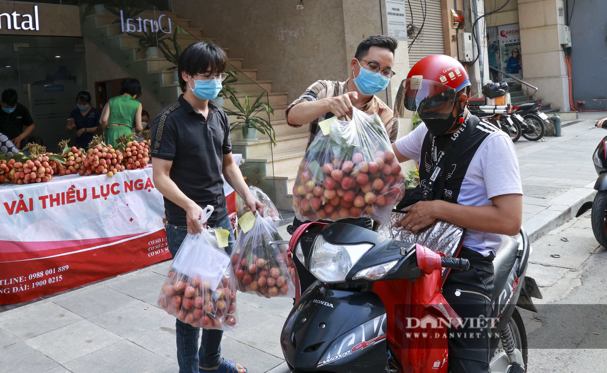 Dịch Covid-19: Vải Bắc Giang &quot;vượt ải&quot; về Hà Nội, người dân hào hứng ủng hộ - Ảnh 10.