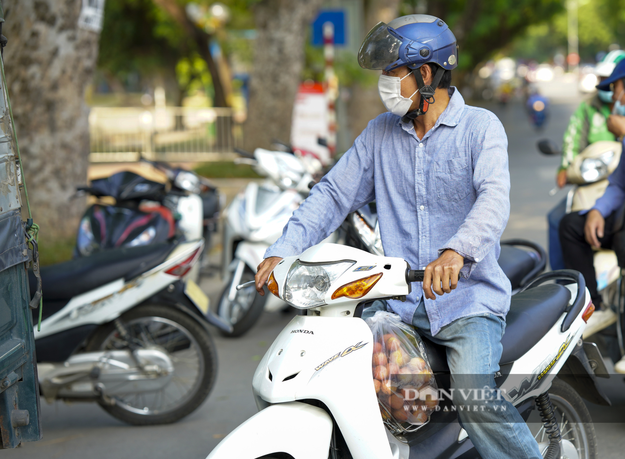 Dịch Covid-19: Vải Bắc Giang &quot;vượt ải&quot; về Hà Nội, người dân hào hứng ủng hộ - Ảnh 11.