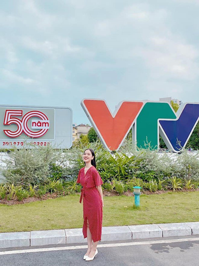 MC 10X xinh xắn của VTV:  Học xuất sắc, một mình sống giữa Hà thành  - Ảnh 2.