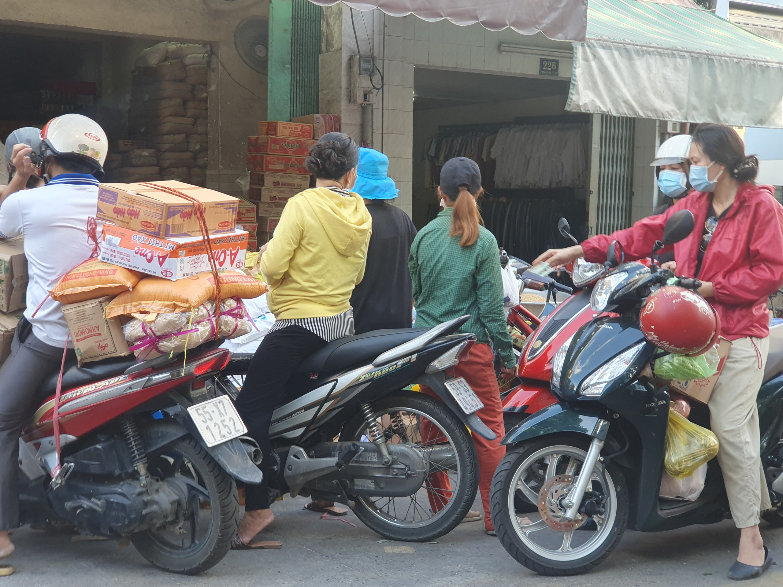 Chợ, siêu thị TP.HCM đông người mua sắm trước giờ giãn cách xã hội - Ảnh 4.