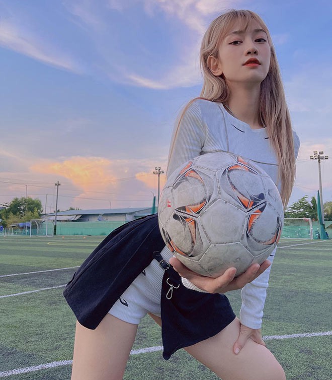 Tham gia Nóng cùng Euro 2020, hot girl Lê Bống sẽ mang tới những gì? - Ảnh 2.