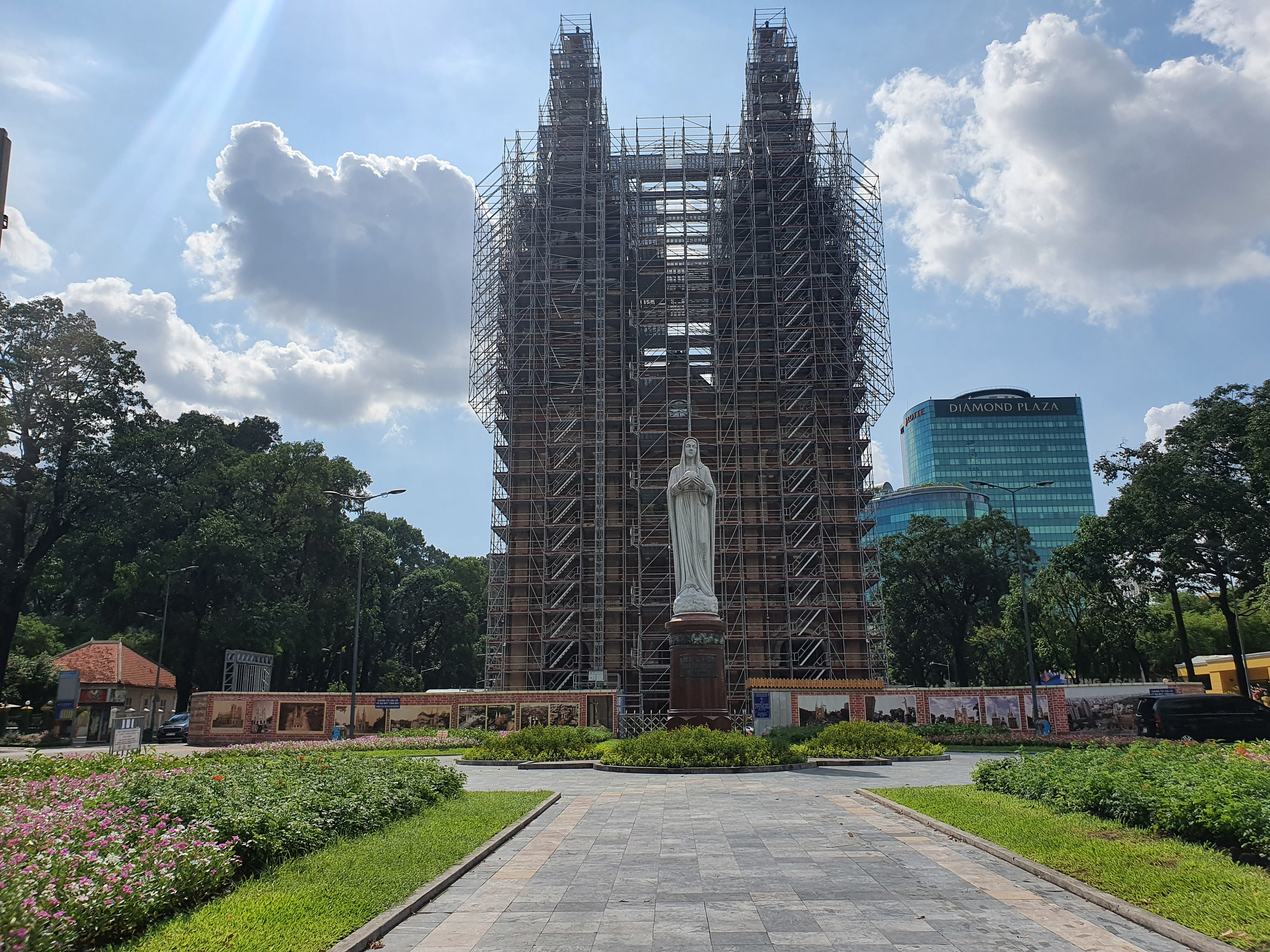 ẢNH: Ngày đầu giãn cách xã hội, đường TP.HCM không kẹt xe từ sáng tới chiều, Gò Vấp tạm dỡ chốt phong tỏa - Ảnh 6.