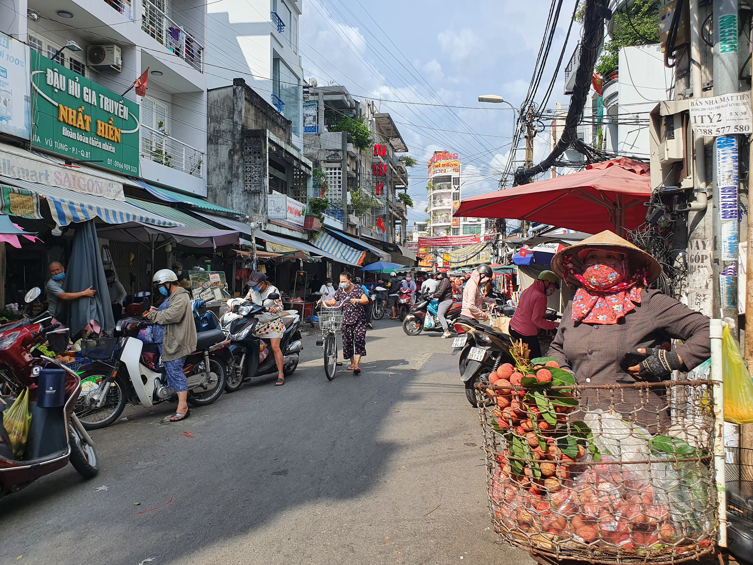 Ngày đầu tiên TP.HCM giãn cách xã hội: Chợ, siêu thị vắng khách, rau củ, thịt cá ê hề, mì gói chất đống - Ảnh 11.