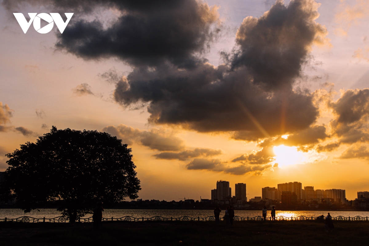 Hà Nội hoàng hôn là một bức ảnh đầy nghệ thuật, cho bạn cảm giác thân thiết và gần gũi. Với mặt trời lặn, thành phố Hà Nội trở nên yên tĩnh hơn, khiến bạn thấy được những nét đẹp duyên dáng của thành phố.