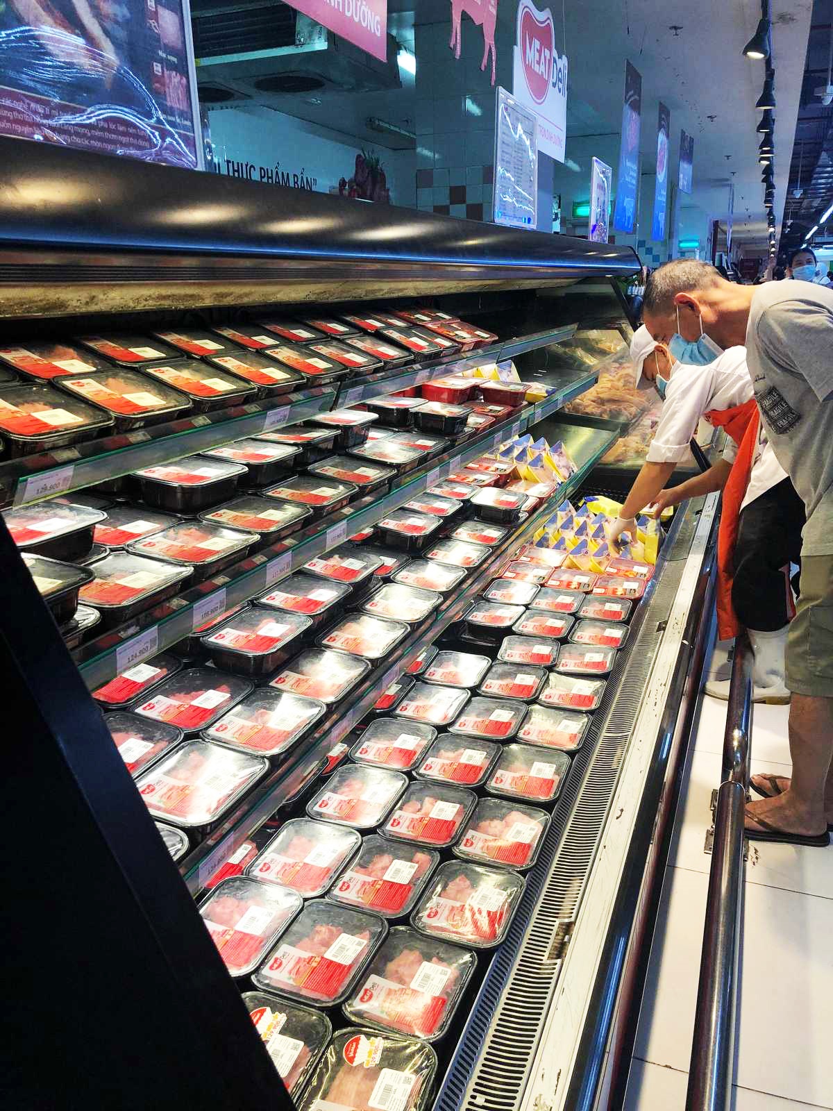 TP. HCM đóng cửa chợ đầu mối Hóc Môn, VinMart sẽ cung ứng 1.800 con heo thịt mỗi ngày, giá không đổi - Ảnh 3.