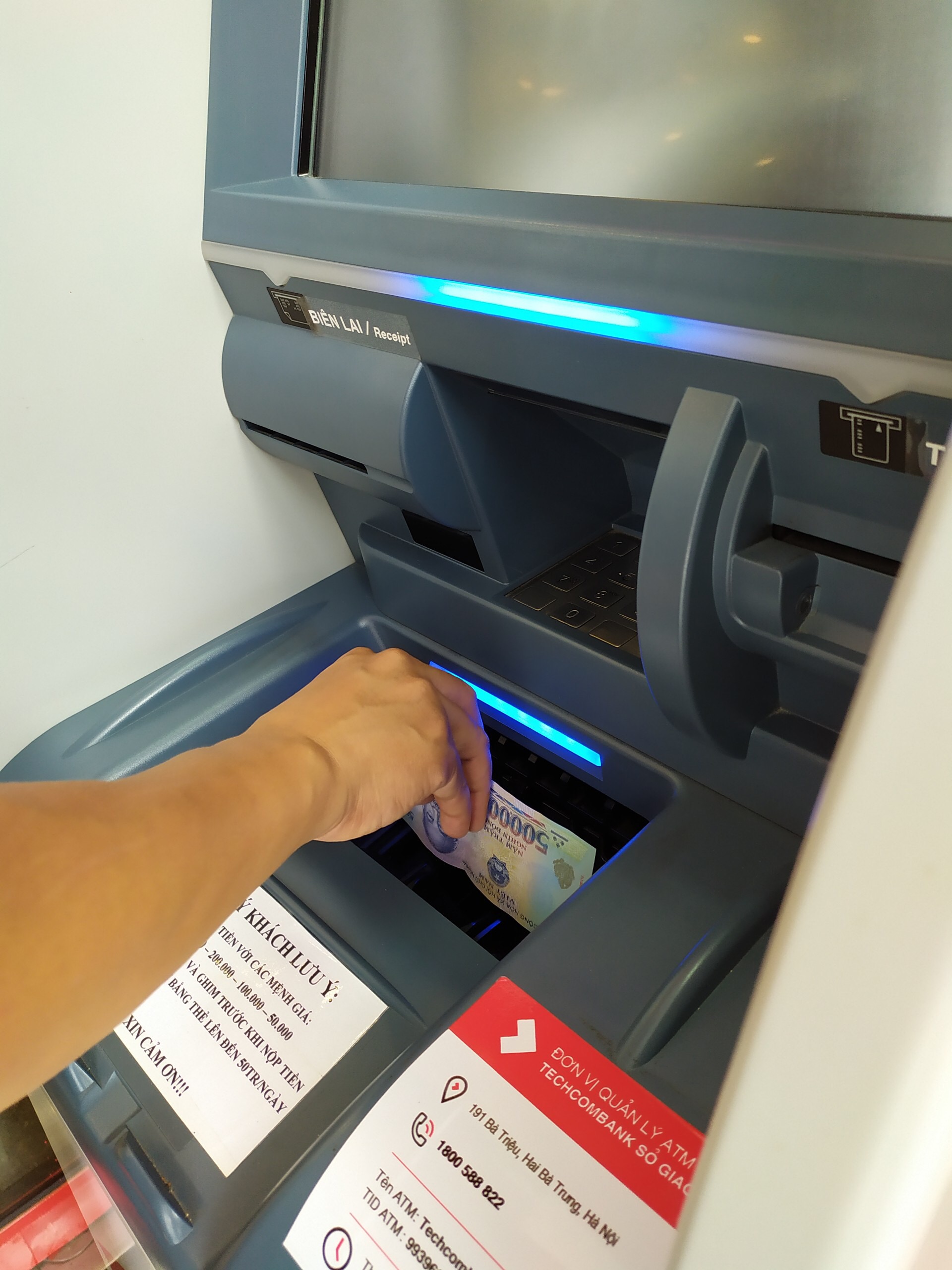 Techcombank thêm tiện ích trên hệ thống ATM thế hệ mới - Ảnh 2.