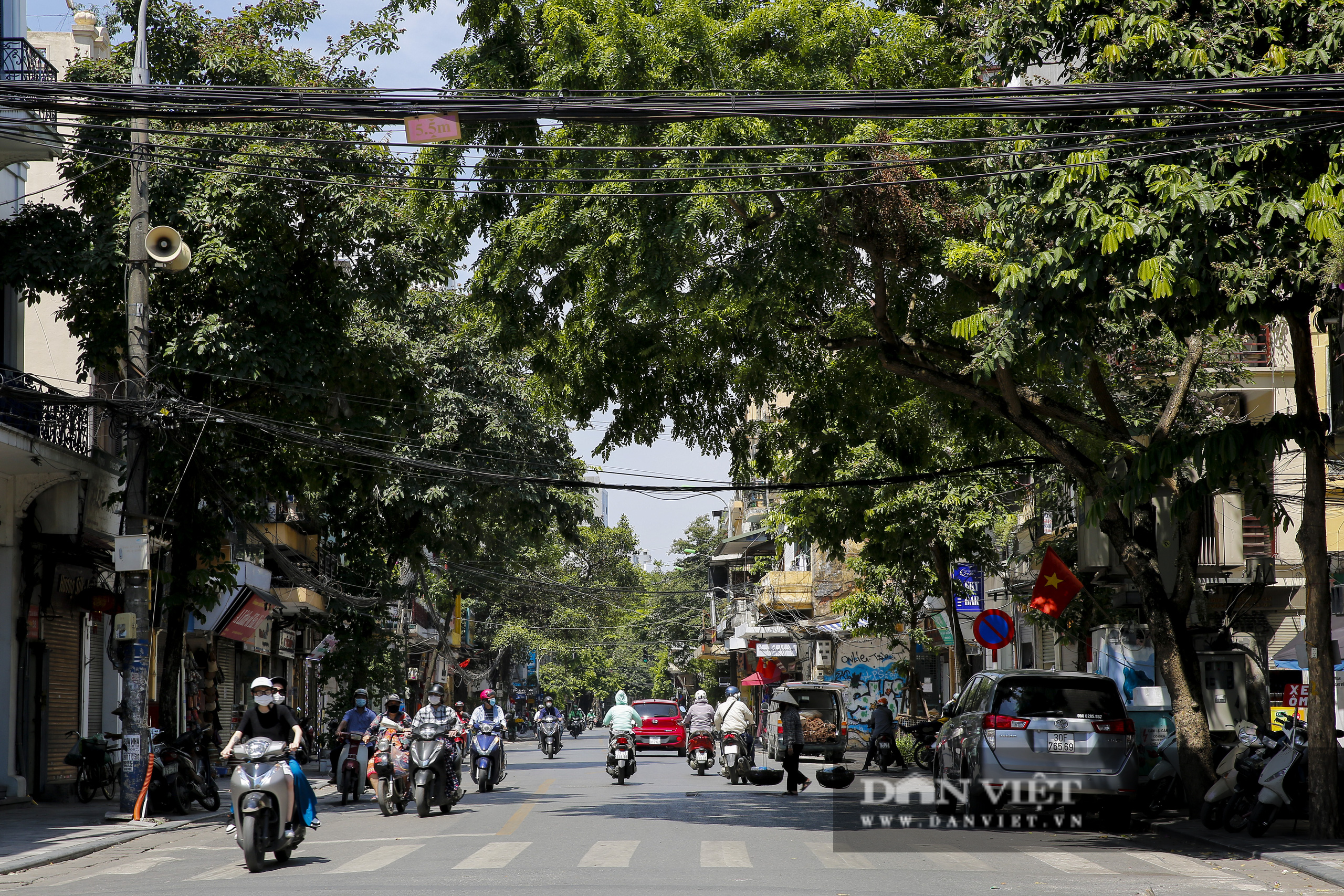 Hà Nội: Kỳ lạ con phố cổ dài 1 Km nhưng có 6 tên gọi khác nhau - Ảnh 1.