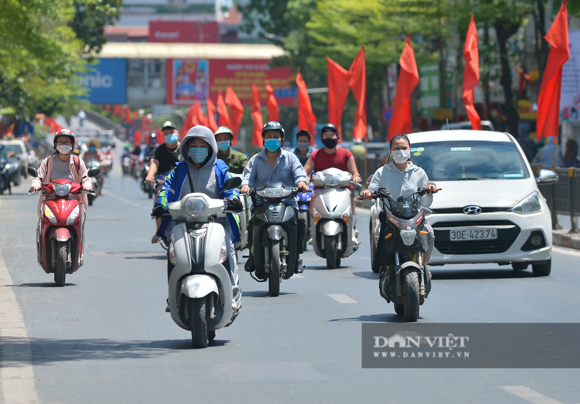 Nắng nóng đỉnh điểm: Nhựa đường tan chảy, người dân vật lộn dưới cái nắng như thiêu như đốt - Ảnh 4.