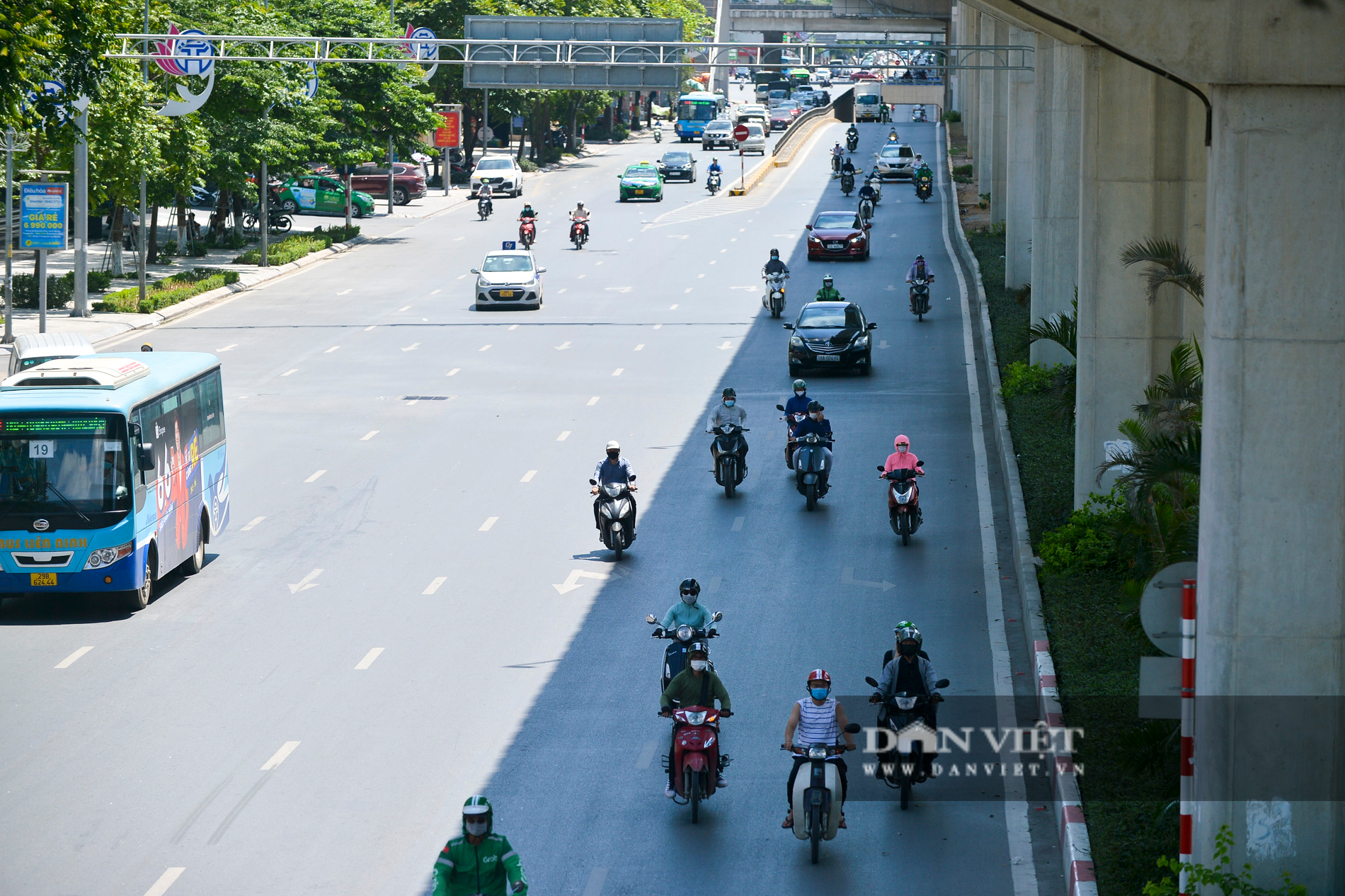 Nắng nóng đỉnh điểm: Nhựa đường tan chảy, người dân vật lộn dưới cái nắng như thiêu như đốt - Ảnh 9.