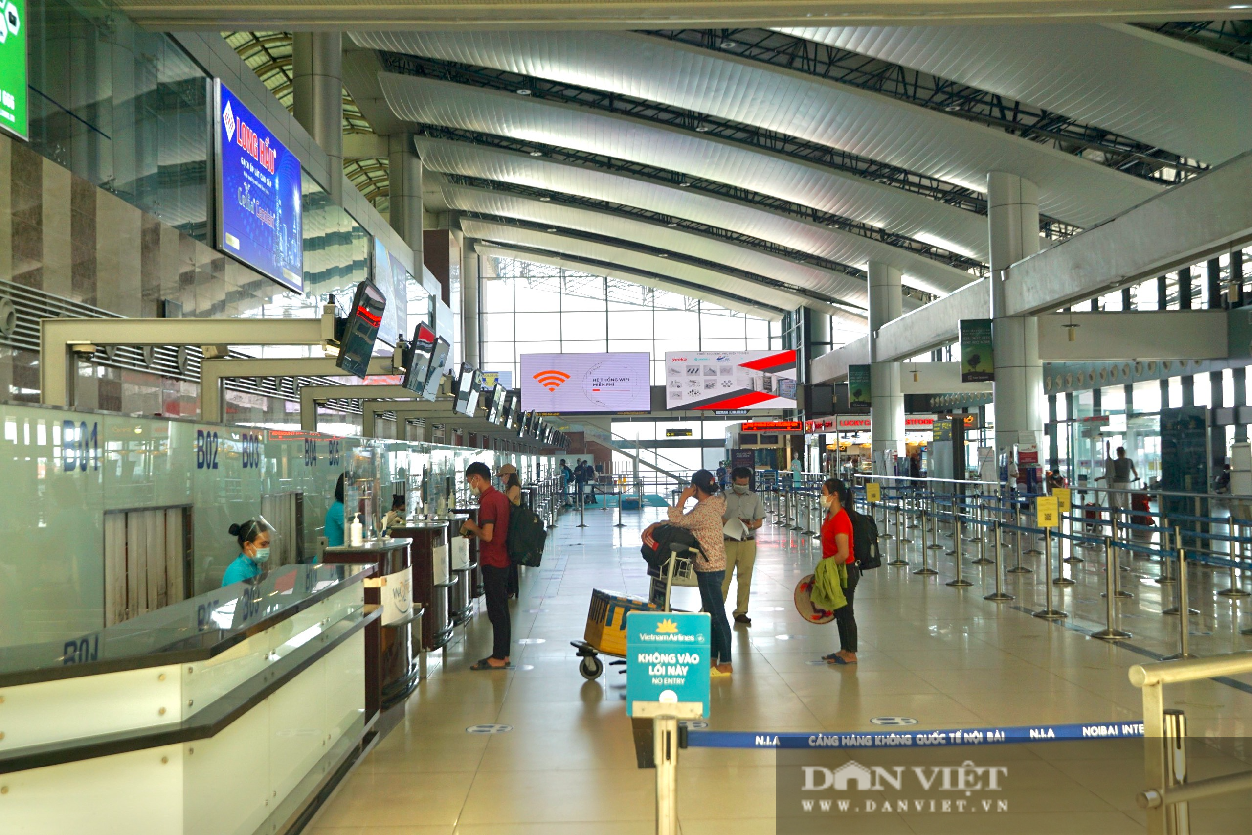 Sân bay Nội Bài hiu hắt sau yêu cầu dừng nhập cảnh hành khách phục vụ công tác phòng, chống dịch. - Ảnh 4.