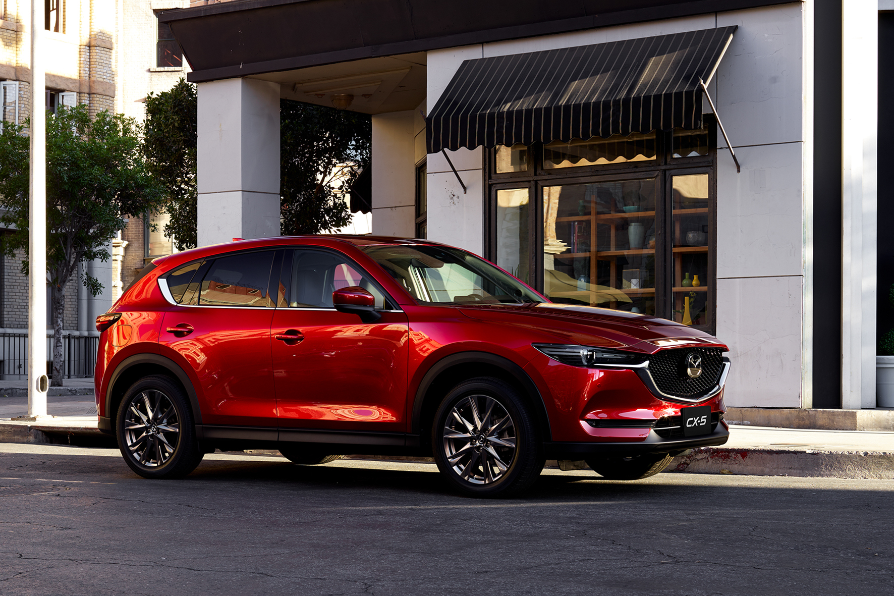 Ưu thế nào giúp Mazda CX-5 'thống lĩnh' phân khúc SUV cỡ trung tại Việt Nam? - Ảnh 2.